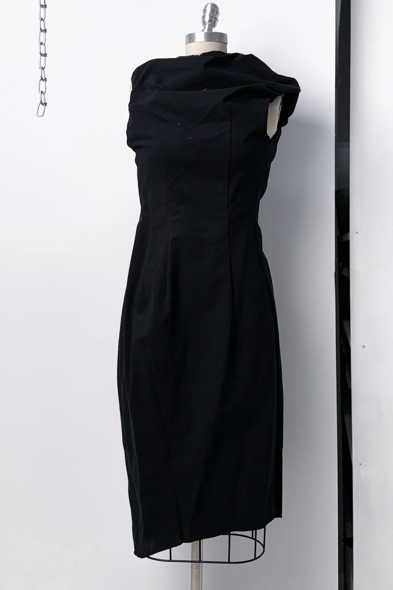 049 sleeveless drapy dress with fron zipper