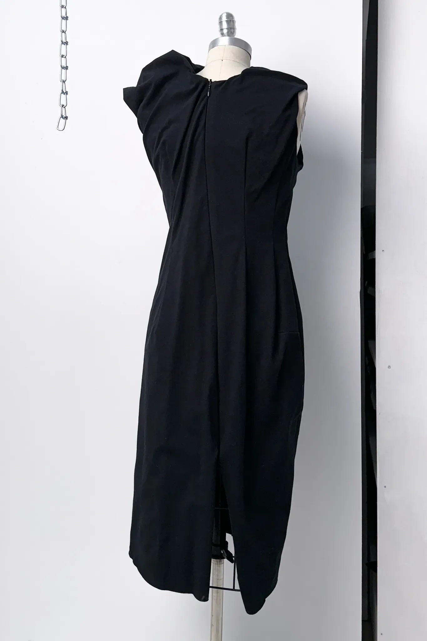 049 sleeveless drapy dress with fron zipper