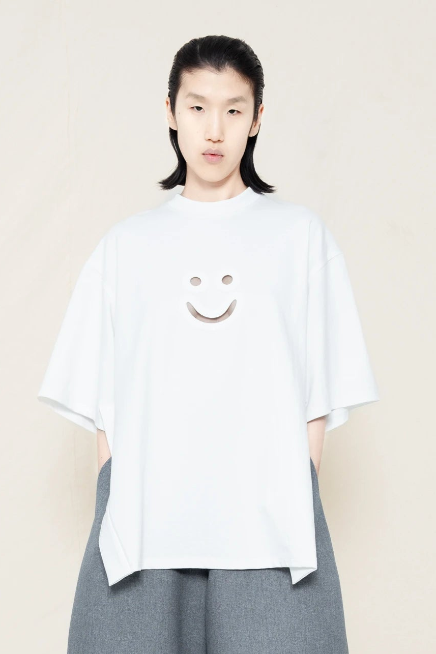 WHITE SIDE SLIT SMILE TEE