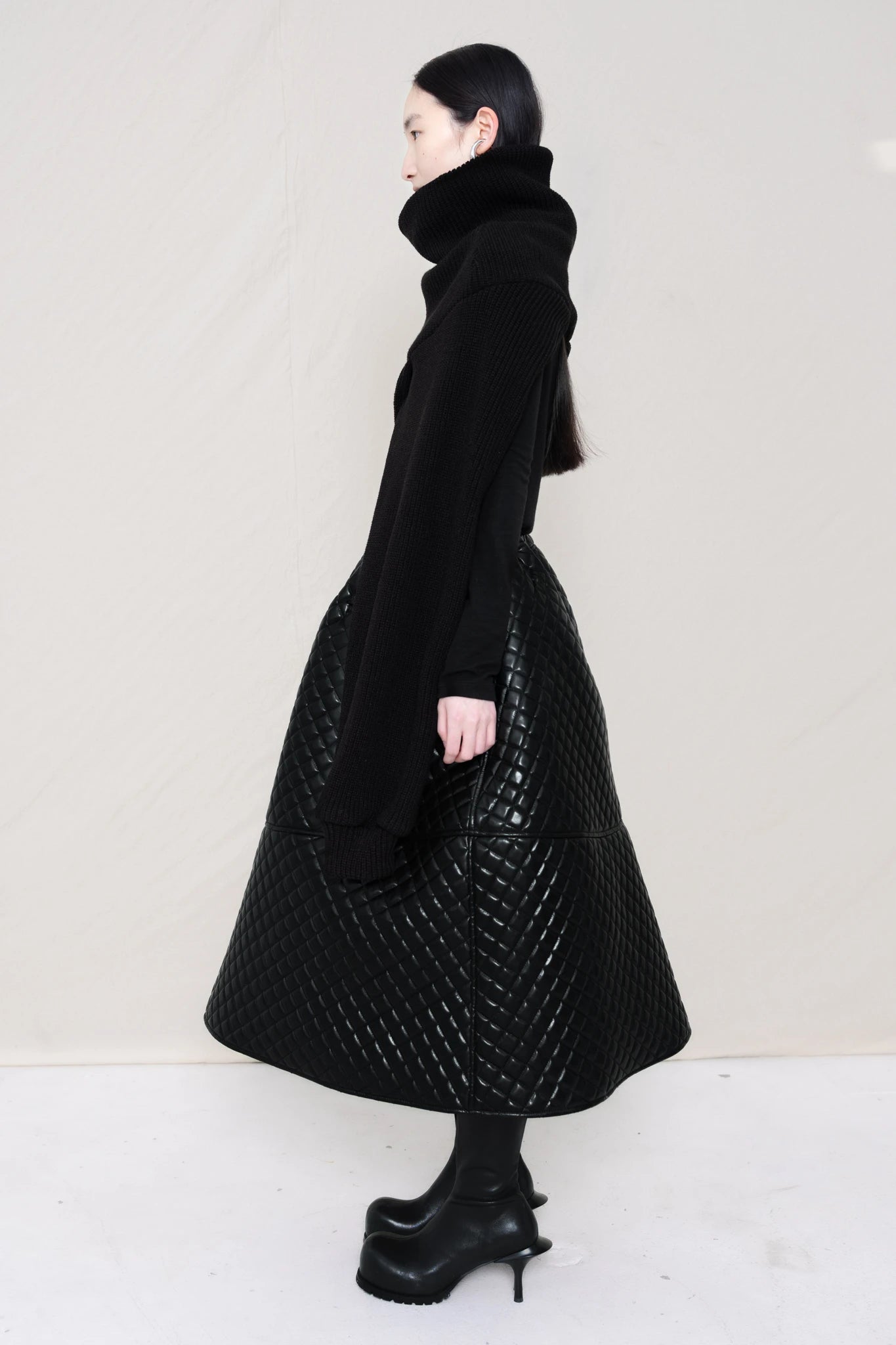 BLACK TURTLENECK THROW-OVER