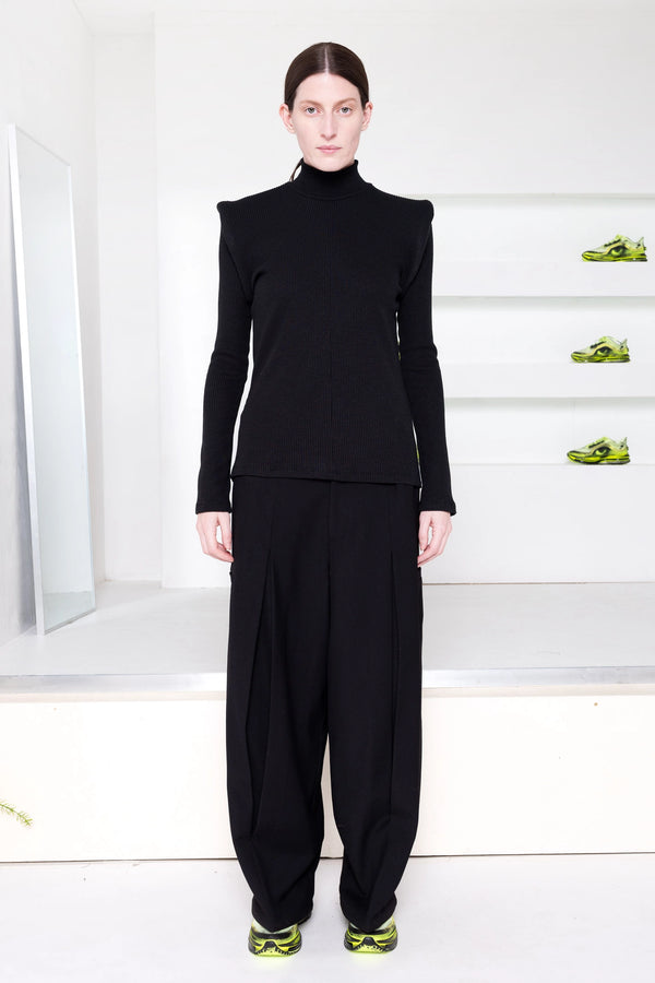 BLACK CIRCLE SHOULDER TURTLENECK