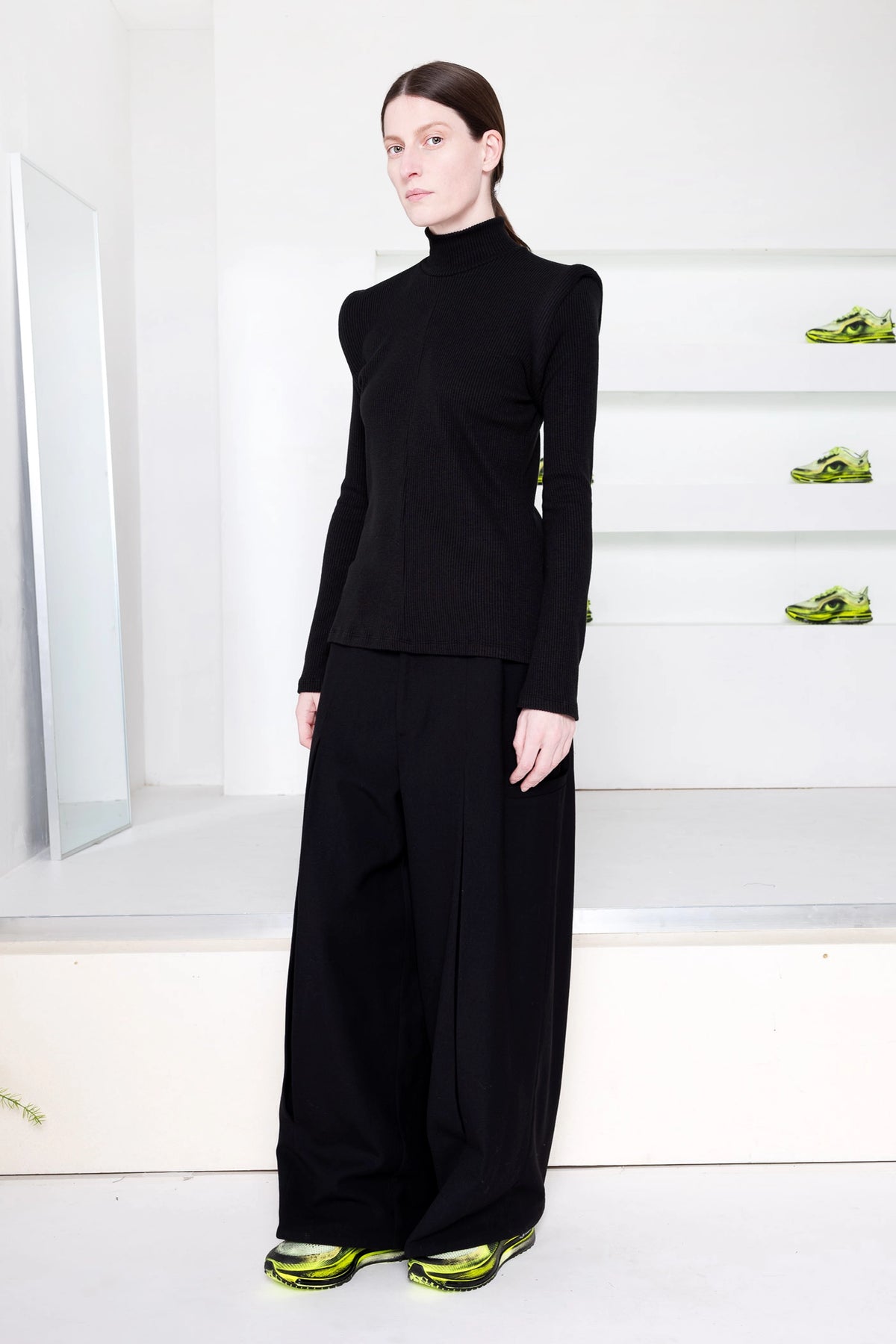 BLACK CIRCLE SHOULDER TURTLENECK
