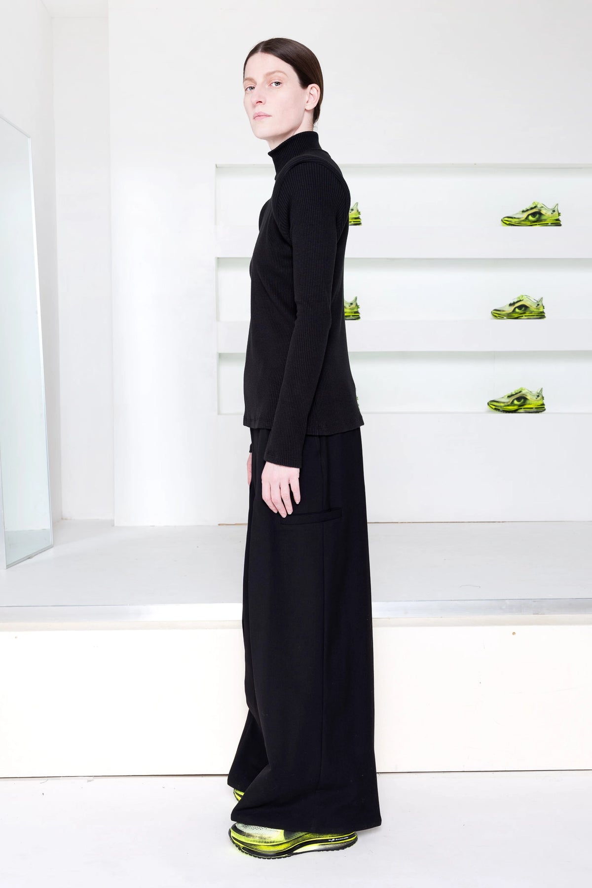 BLACK CIRCLE SHOULDER TURTLENECK