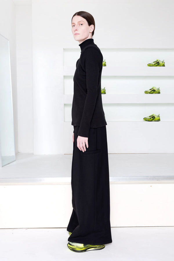 BLACK CIRCLE SHOULDER TURTLENECK