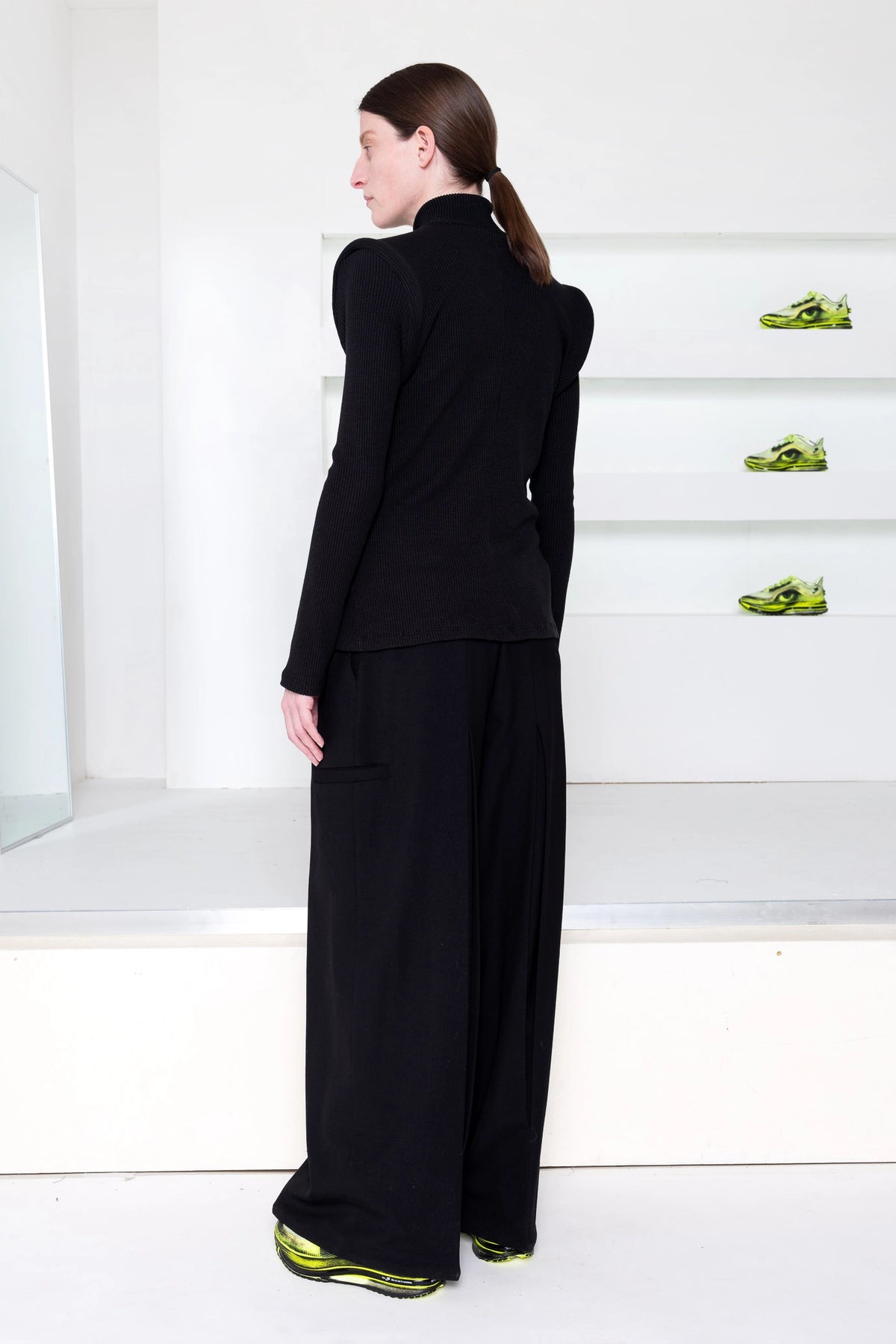 BLACK CIRCLE SHOULDER TURTLENECK