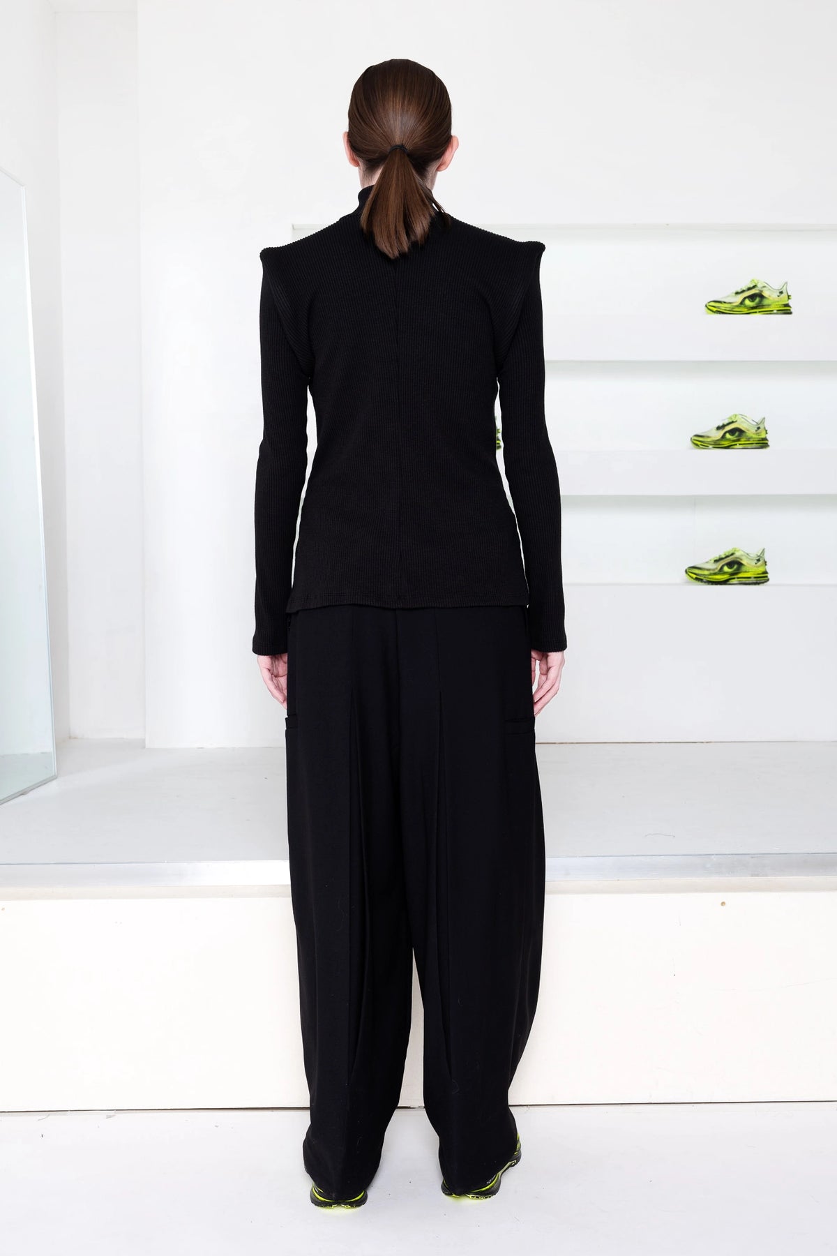 BLACK CIRCLE SHOULDER TURTLENECK
