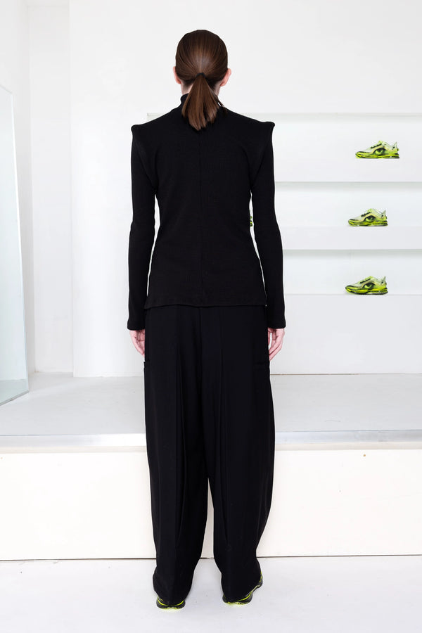BLACK CIRCLE SHOULDER TURTLENECK