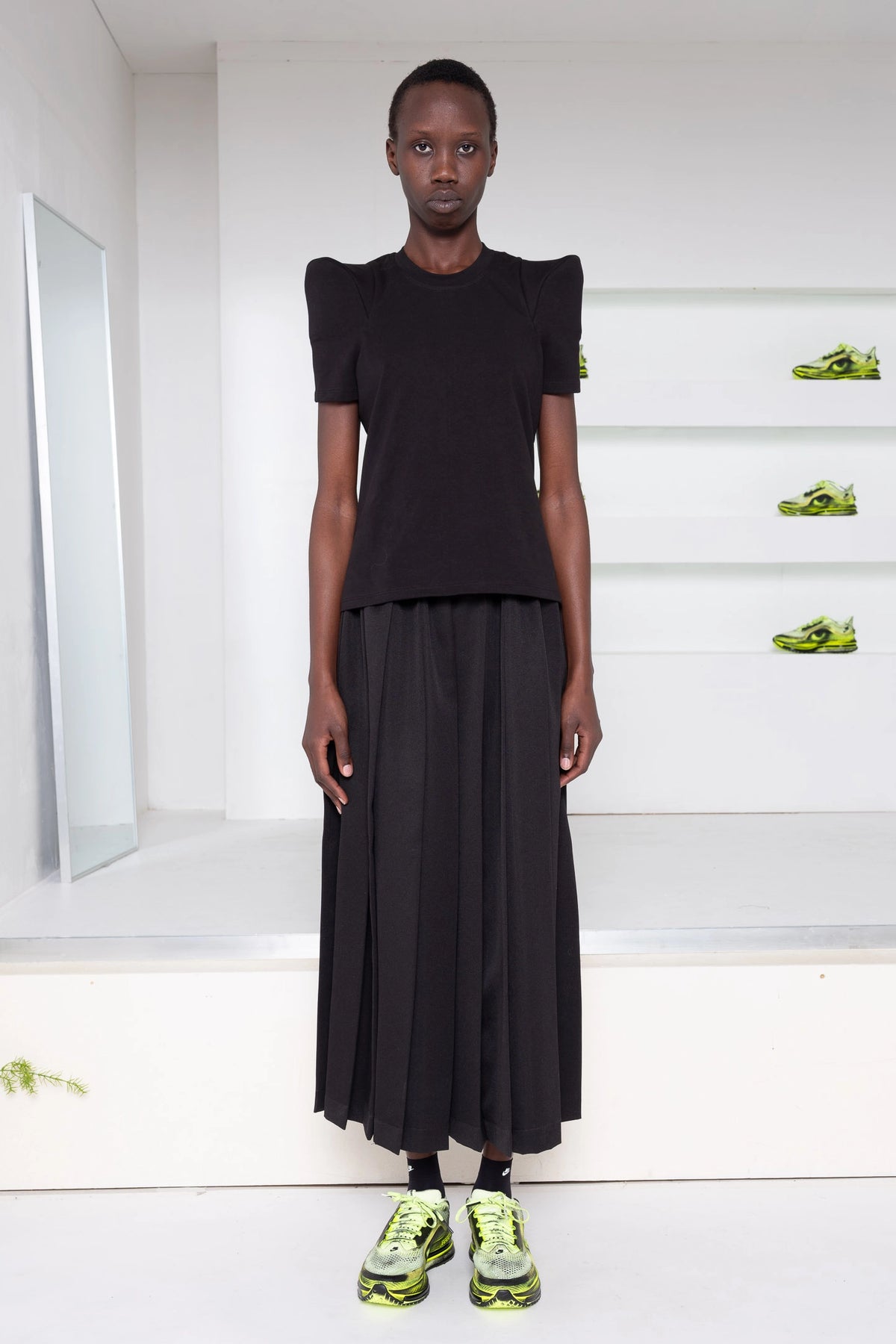 BLACK FOAMY SHOULDER TEE