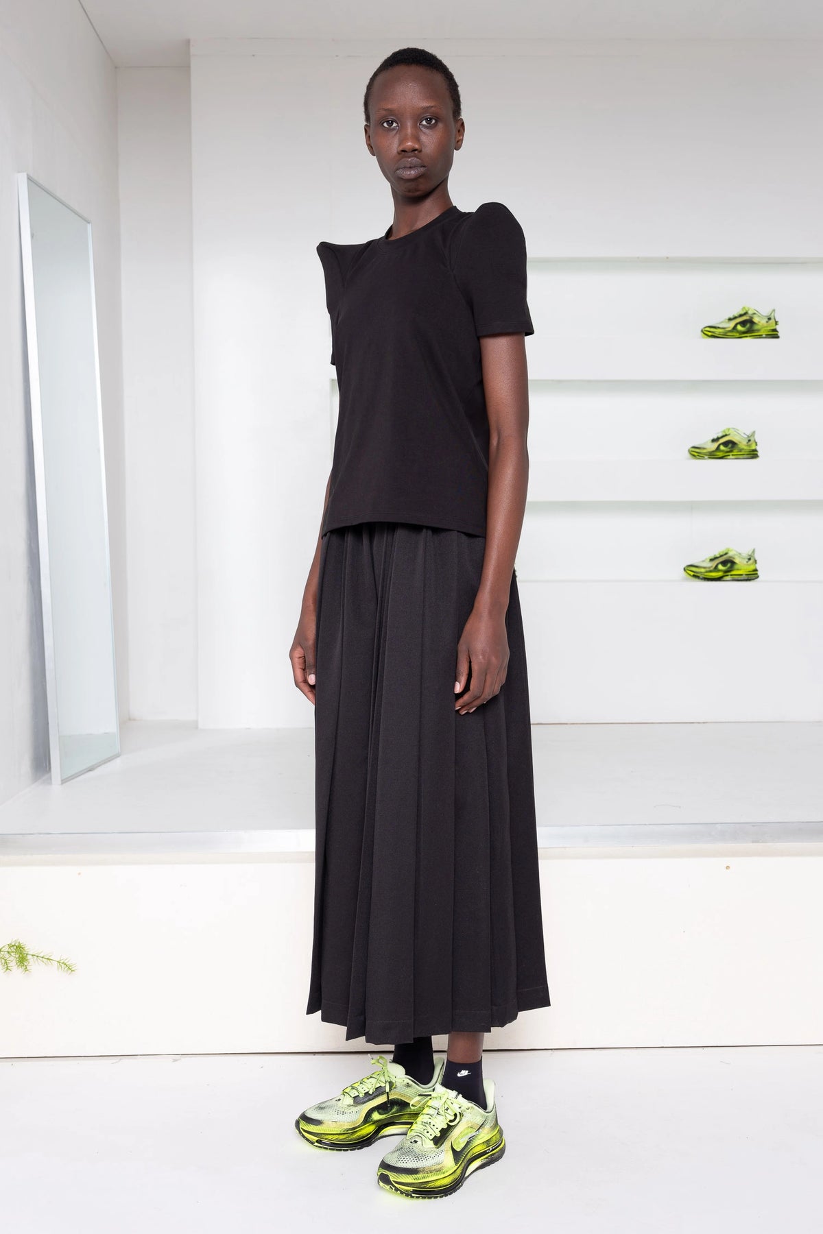 BLACK FOAMY SHOULDER TEE