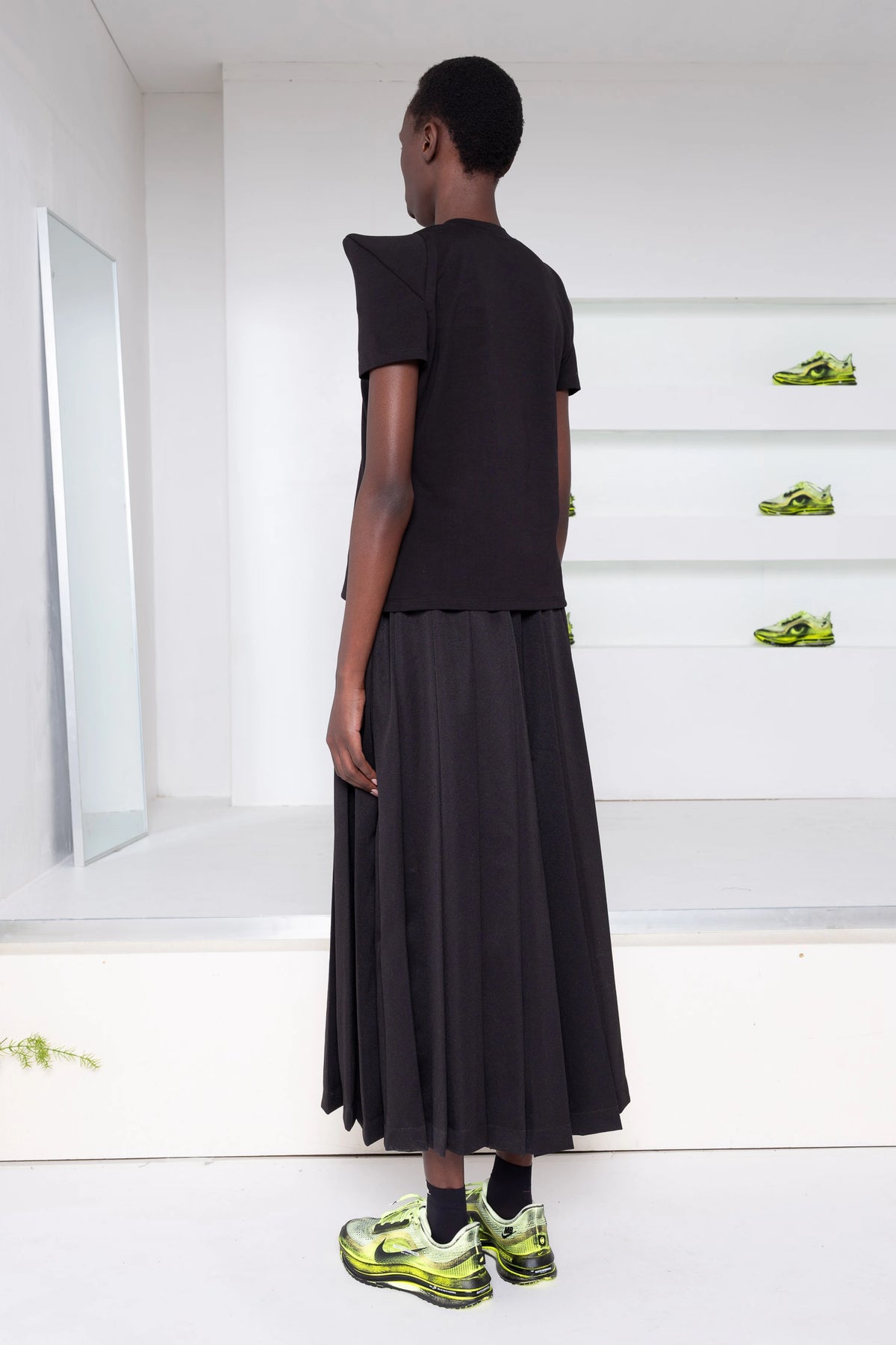 BLACK FOAMY SHOULDER TEE