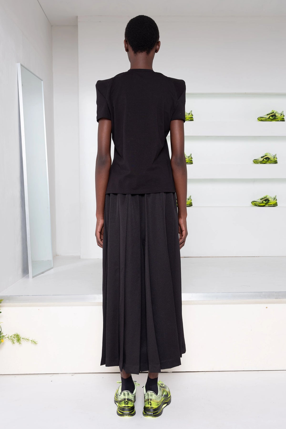 BLACK FOAMY SHOULDER TEE