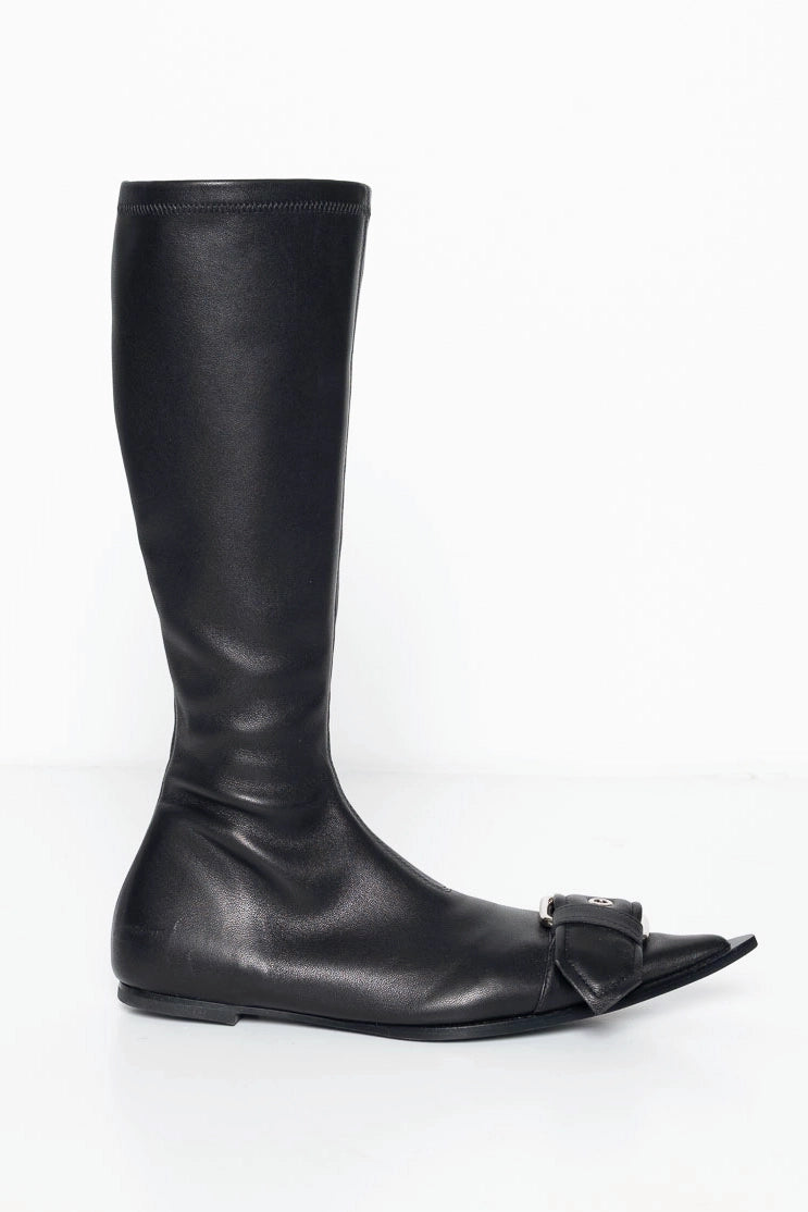 BLACK BELTED POINTY BOOT