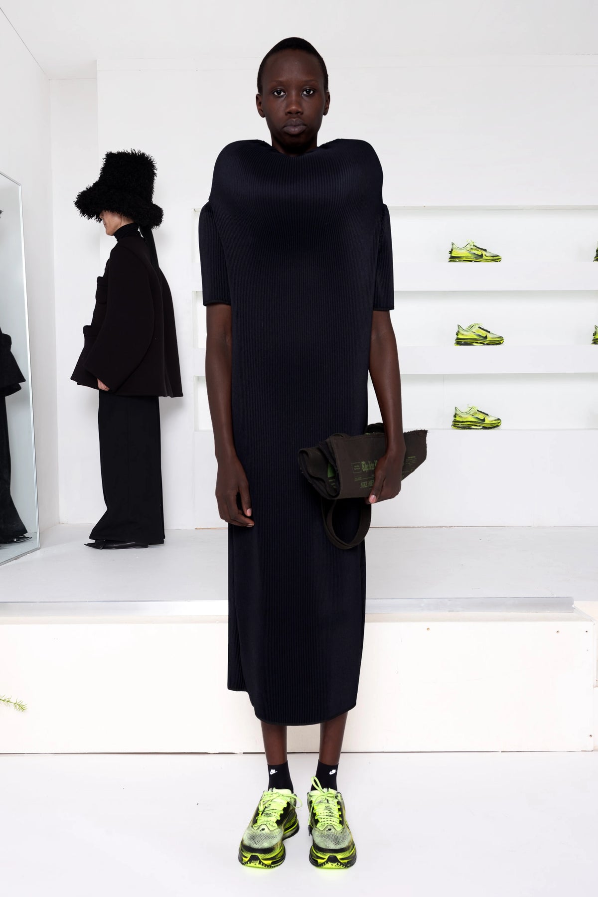 BLACK SCULPTURE COLUMN DRESS