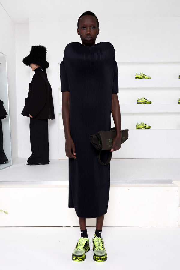 BLACK SCULPTURE COLUMN DRESS