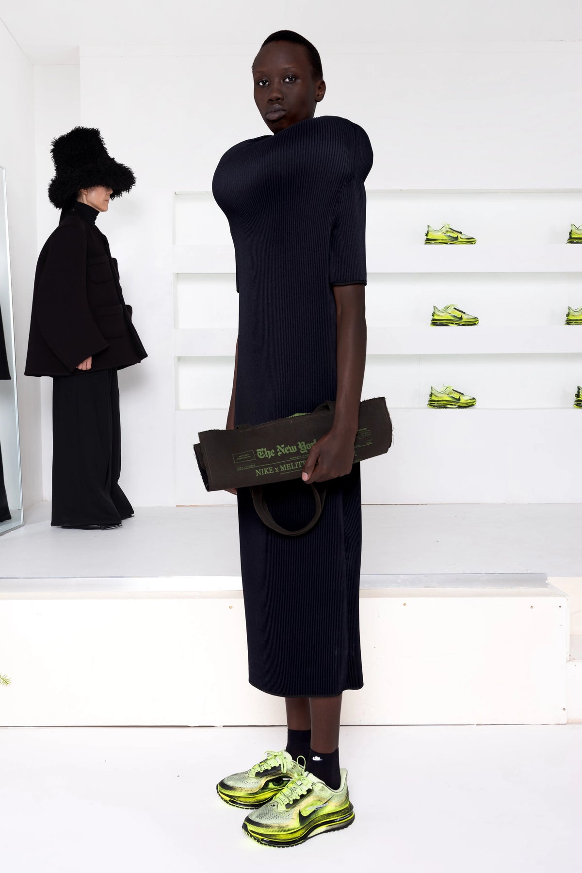 BLACK SCULPTURE COLUMN DRESS
