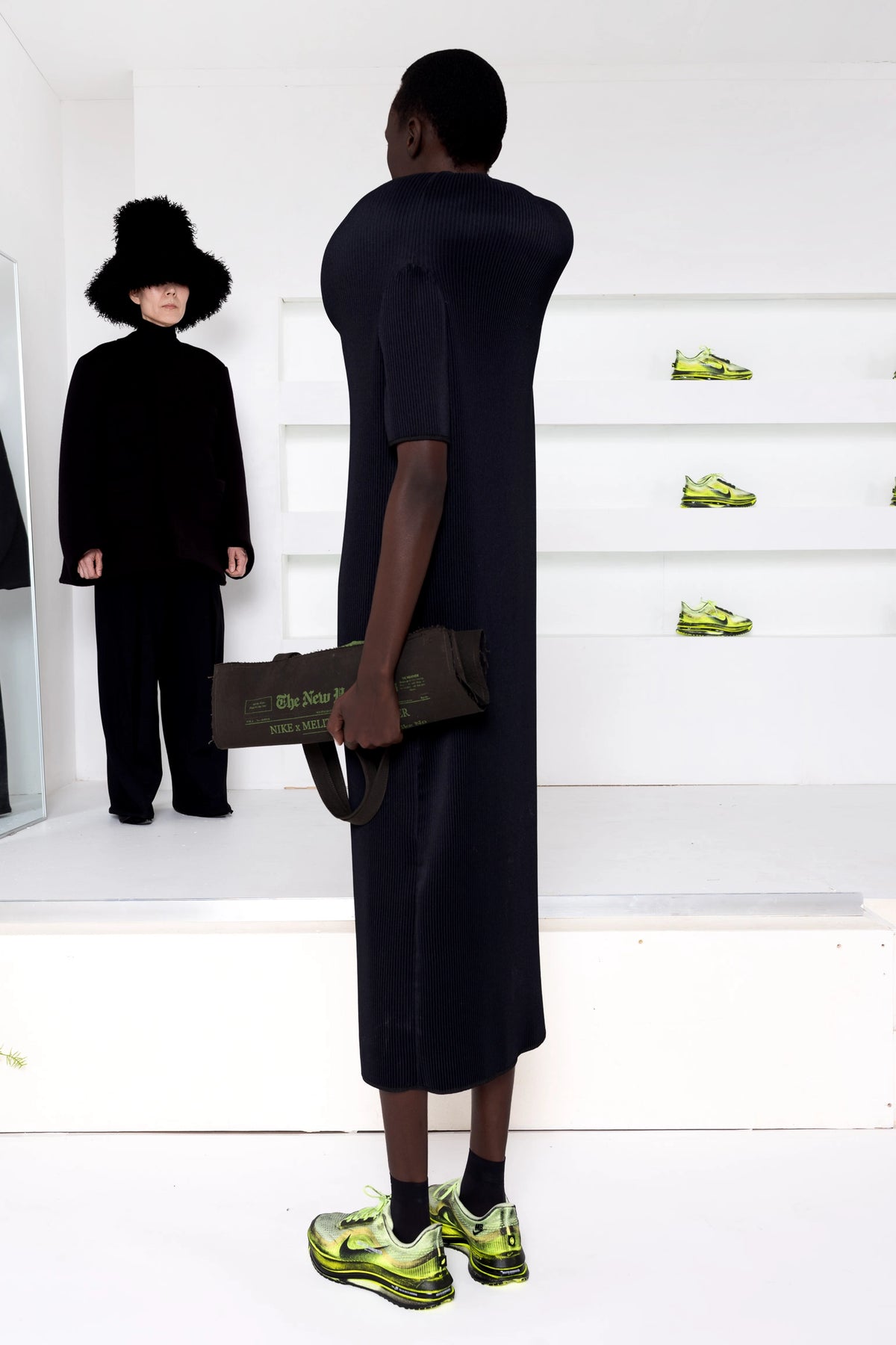BLACK SCULPTURE COLUMN DRESS