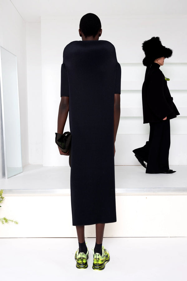 BLACK SCULPTURE COLUMN DRESS
