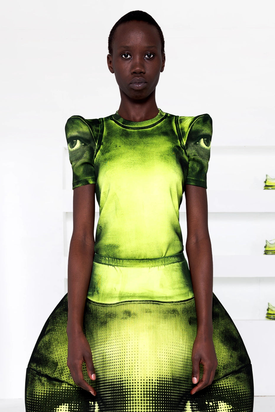 PAINTED EYE PRINT / VOLT FOAMY SHOULDER TEE