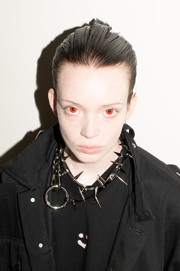 PLEATHER-CHAIN-MODEL-ON-WHITE-BACKGROUND-RED-EYES-SILVER-SPIKES-CARABINER-CLOSURE