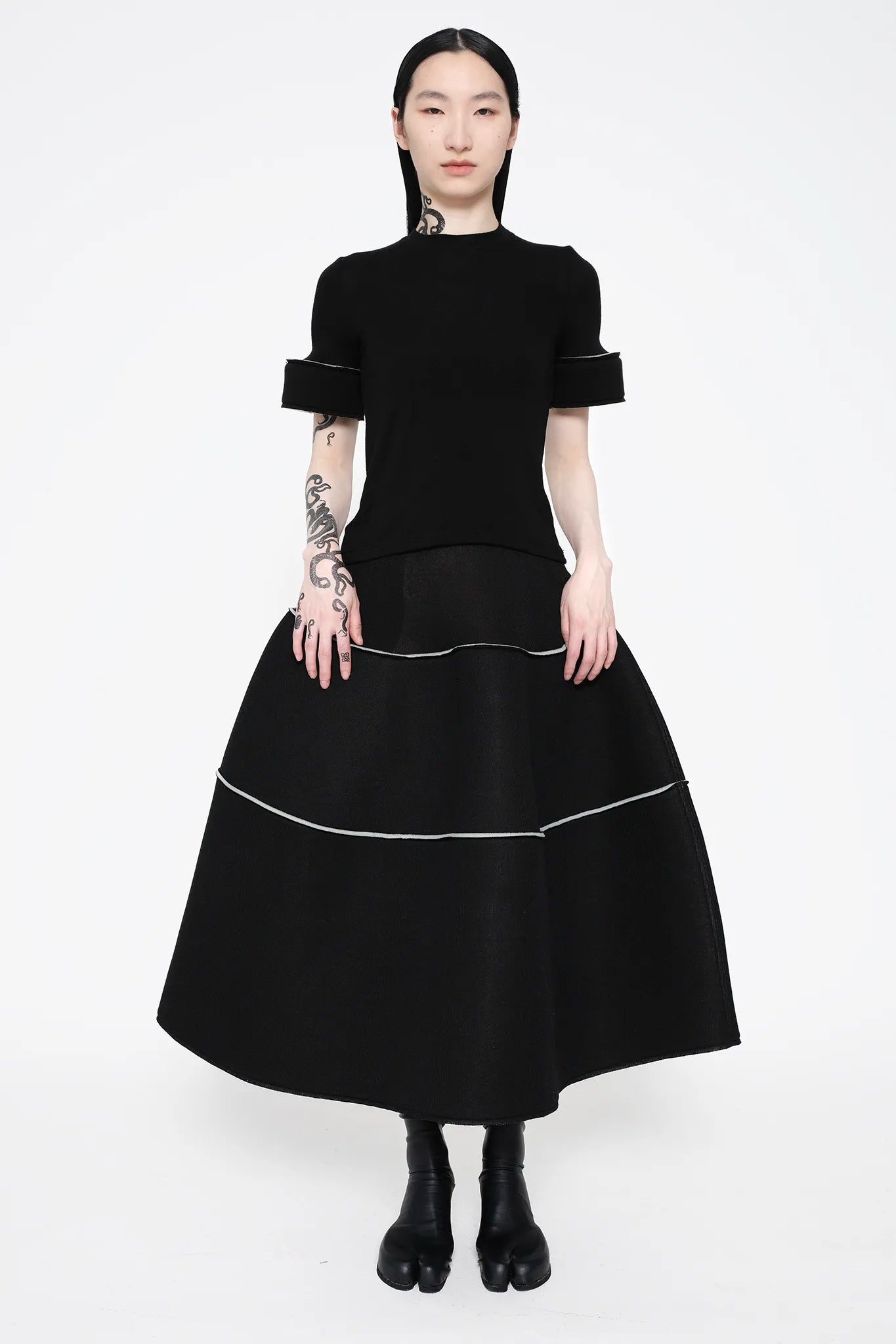 MELITTA-BAUMEISTER-Foam-Cuff-Tee-in-Black-BLACK-LONG-HAIR-FEMALE-MODEL-ALSO-WEARING-BLACK-LEATHER-SHOES