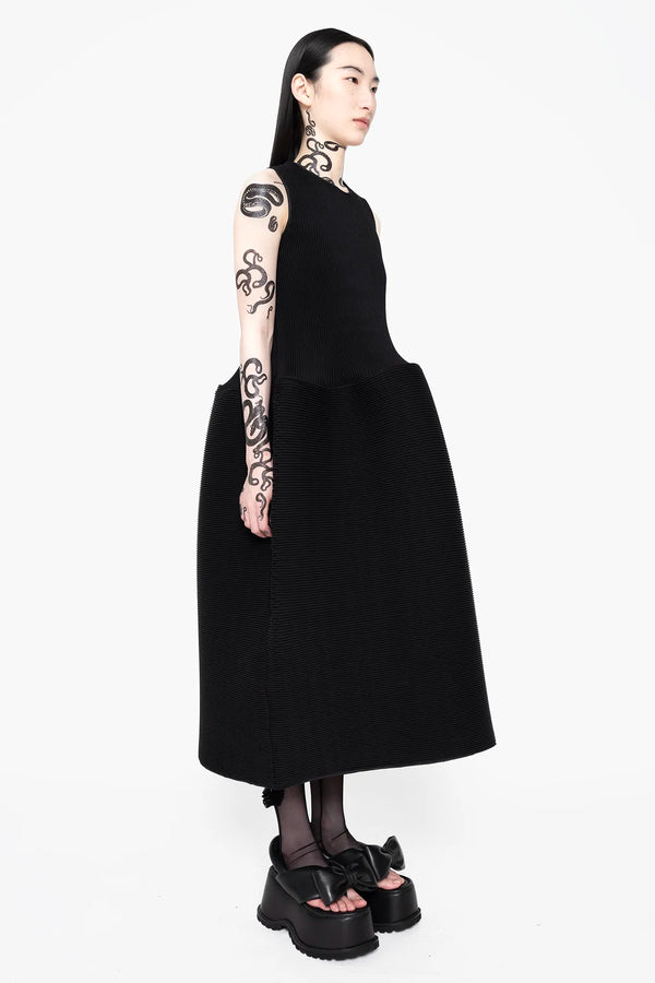 MELITTA-BAUMEISTER-Sleeveless-Ripple-Dress-Black-SLIGHT-RIGHT-SIDE-VIEW