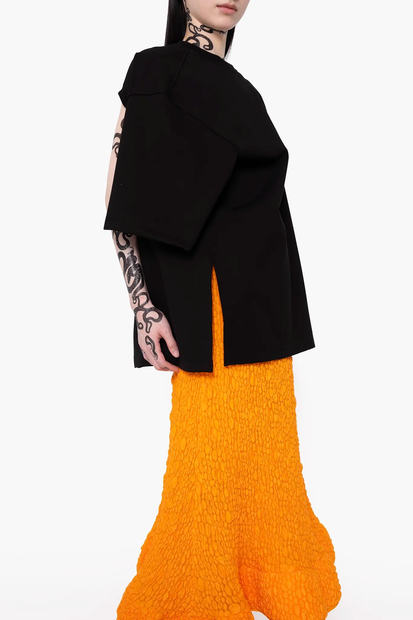 MELITTA-BAUMEISTER-Twisted-Tee-Black-SLIGHT-RIGHT-SIDE-VIEW-CLOSEUP-ON-TOP