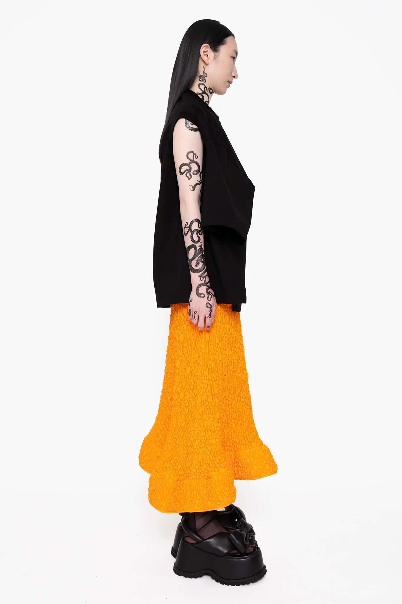 MELITTA-BAUMEISTER-Twisted-Tee-Black-RIGHT-SIDE-VIEW