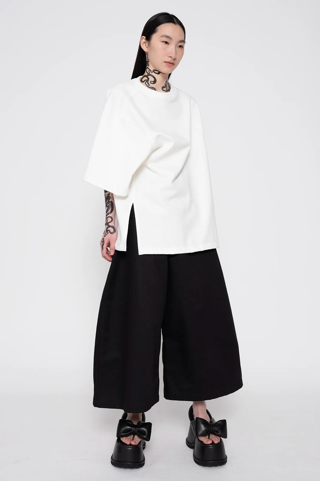 MELITTA-BAUMEISTER-Twisted-Tee-White-SLIGHT-RIGHT-SIDE-VIEW