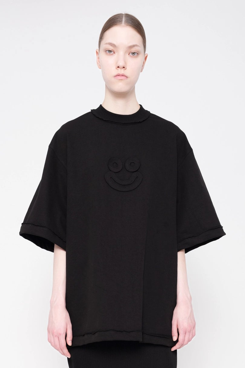 BLACK LAYERED SMILE TEE