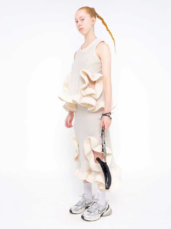 PLEATHER-CHAIN-MODEL-ON-WHITE-BACKGROUND-WHITE-OUTFIT-SILVER-SPIKES-CARABINER-CLOSURE