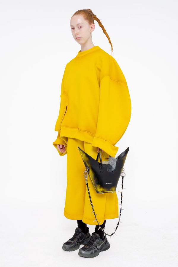 PLEATHER-CHAIN-MODEL-ON-WHITE-BACKGROUND-YELLOW-OUTFIT-SILVER-SPIKES-CARABINER-CLOSURE