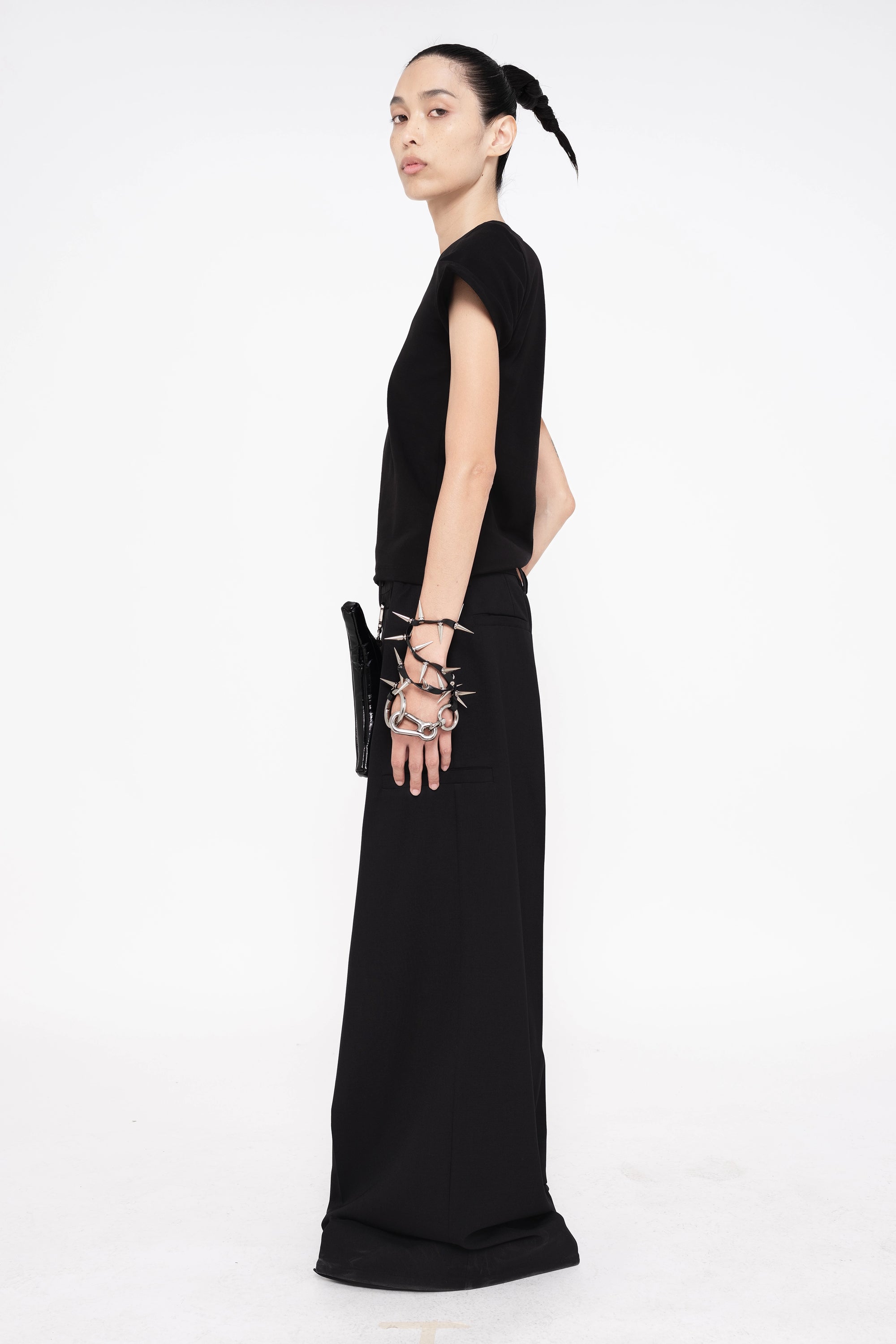 BLACK BABY POINTY TEE