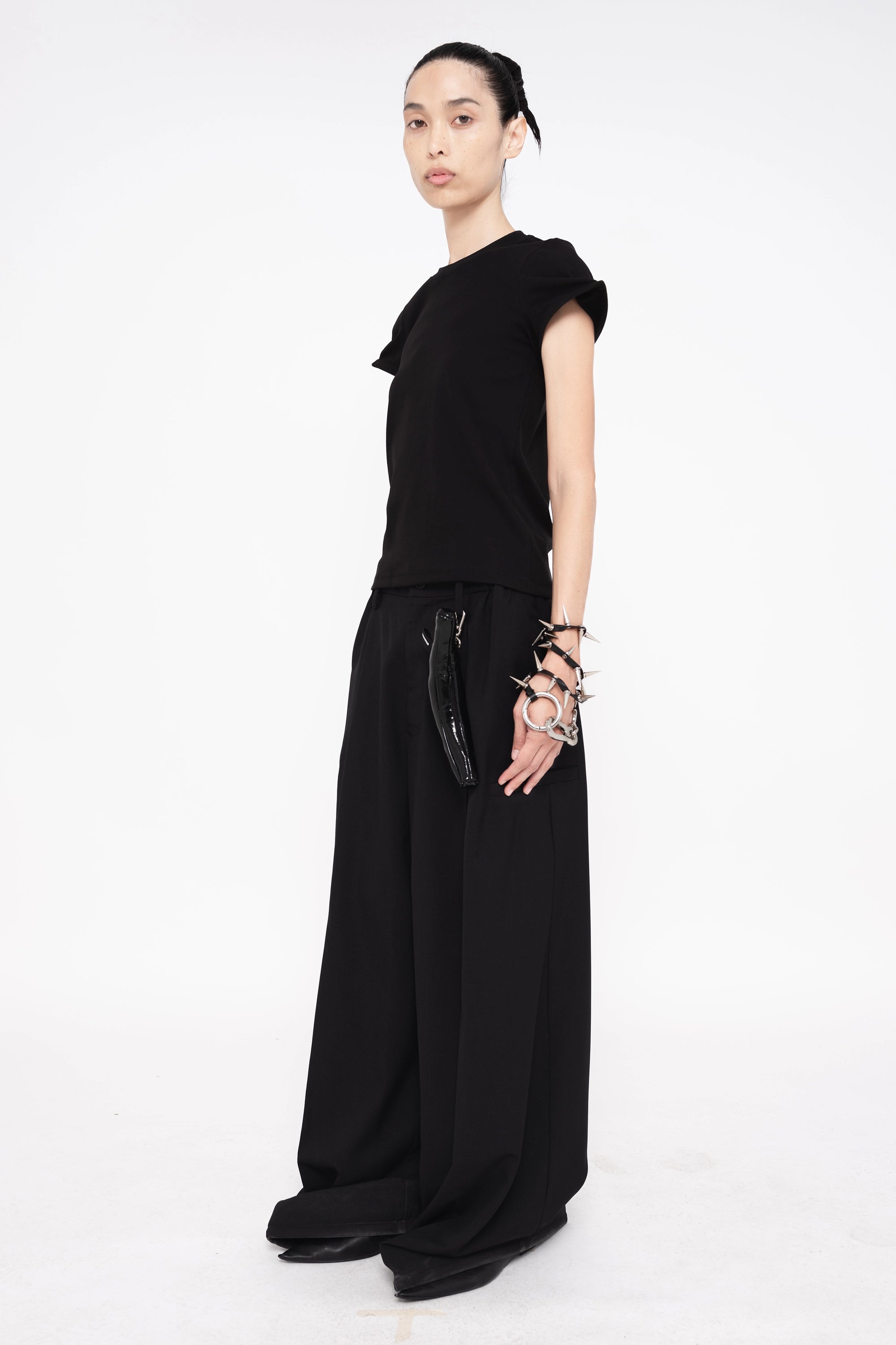 BLACK BABY POINTY TEE