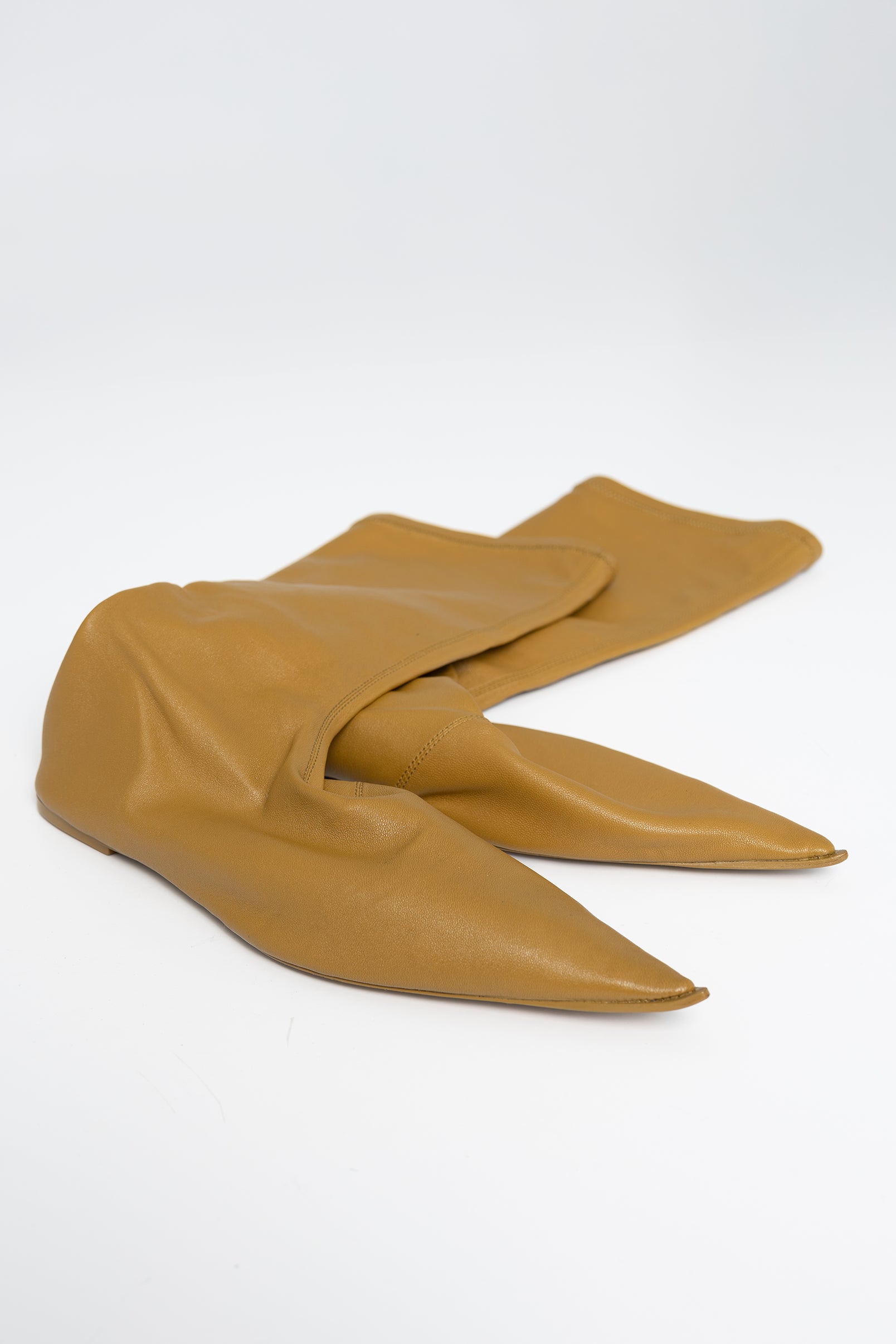 RUNWAY SAMPLE: MUD POINTY FLAT BOOT