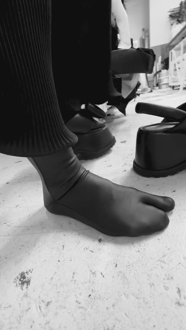 MELITTA-BAUMEISTER-Bow-Platform-Sandals-Black-Video-Closeup-View-Model-Wearing-And-Walking-In-Studio