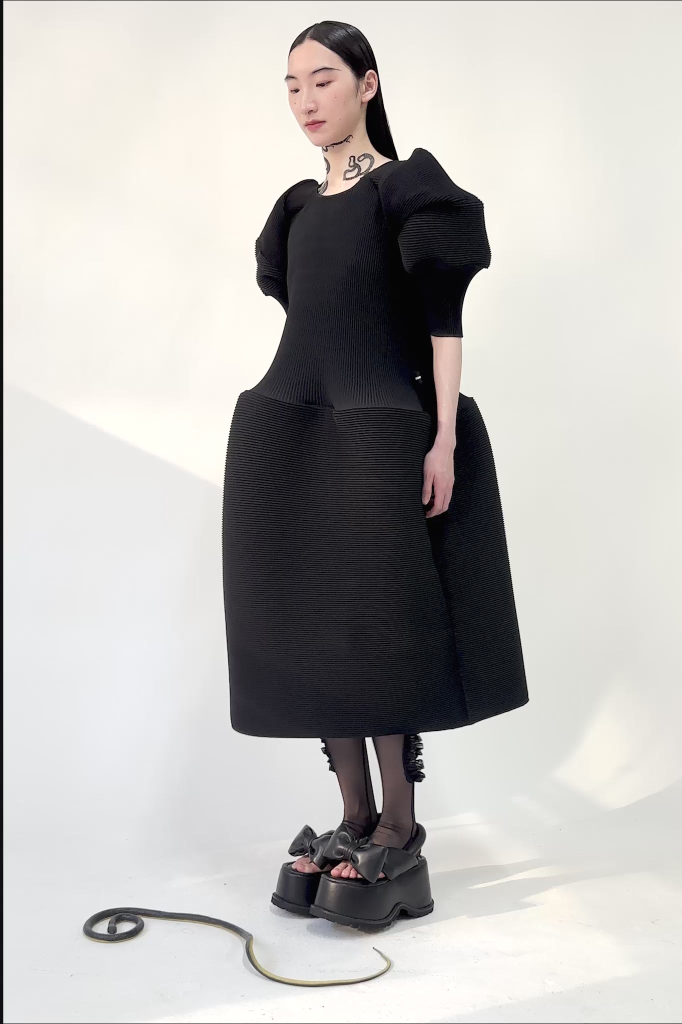 MELITTA-BAUMEISTER-Big-Sleeve-Ripple-Dress-Black-360-Model-Turning-Video