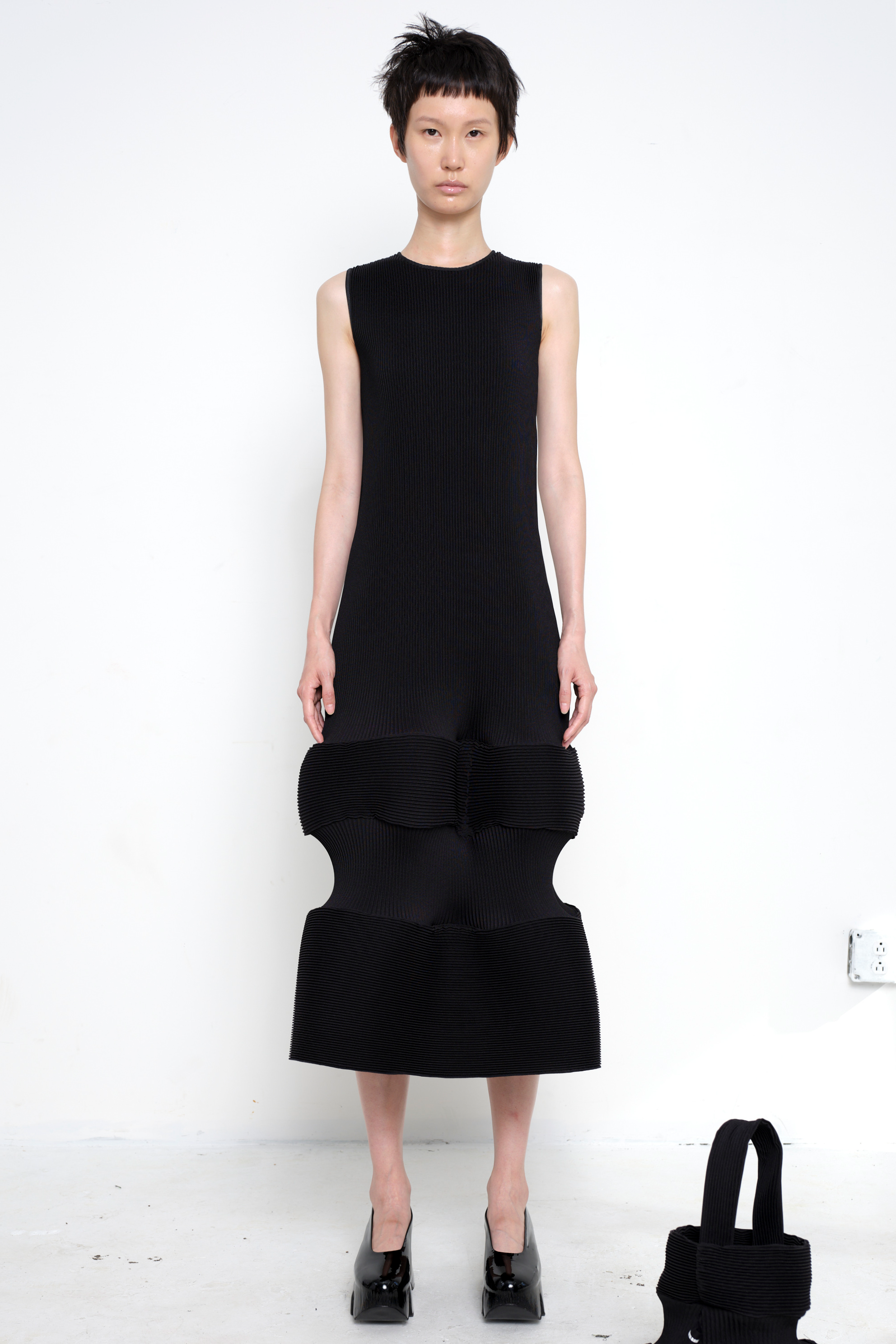 BLACK SLEEVELESS RIPPLE PUZZLE DRESS