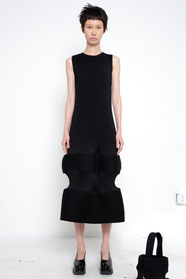 BLACK SLEEVELESS RIPPLE PUZZLE DRESS
