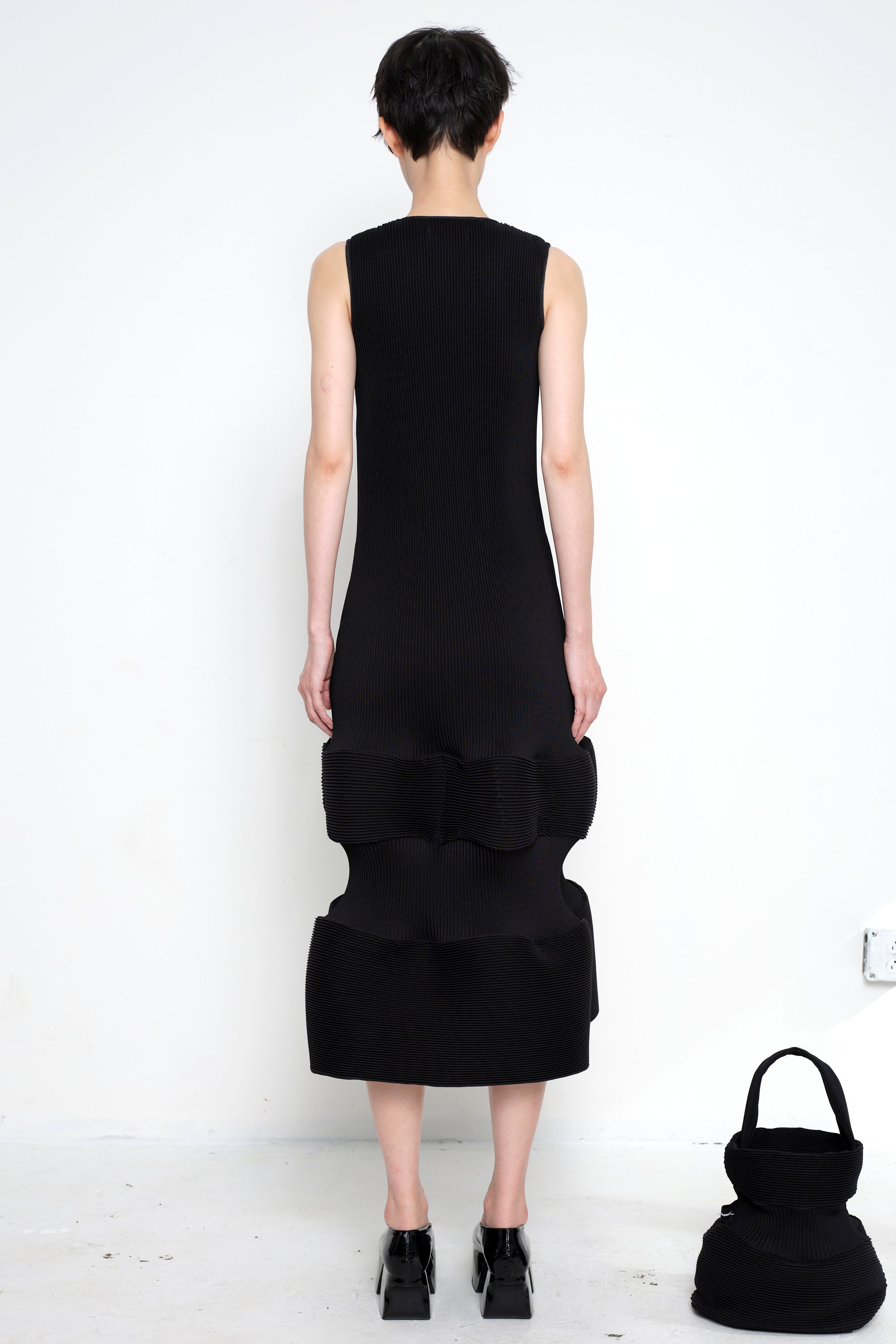 BLACK SLEEVELESS RIPPLE PUZZLE DRESS