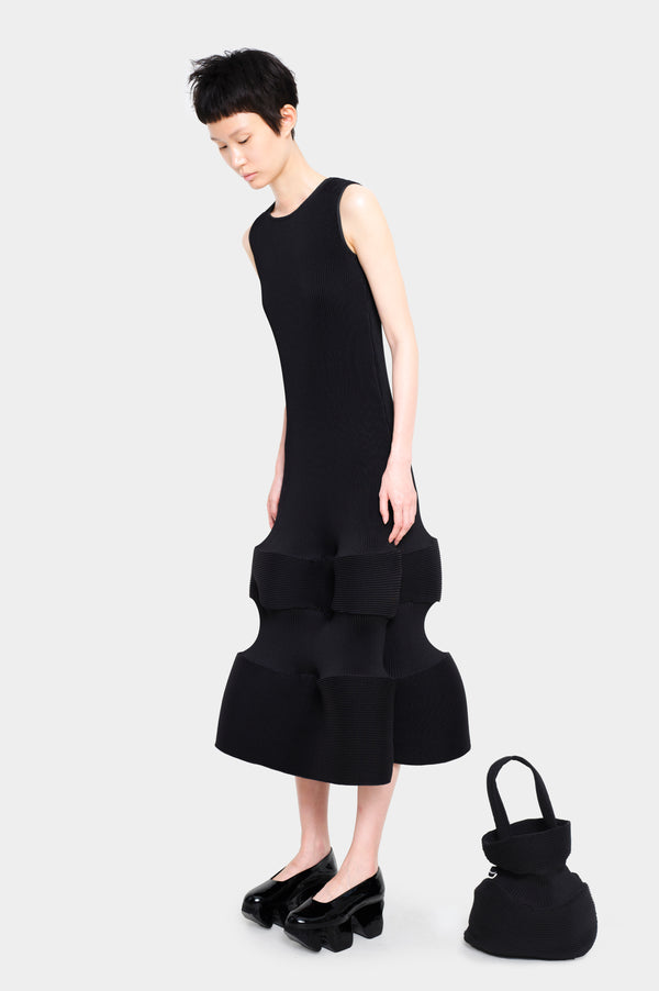BLACK SLEEVELESS RIPPLE PUZZLE DRESS