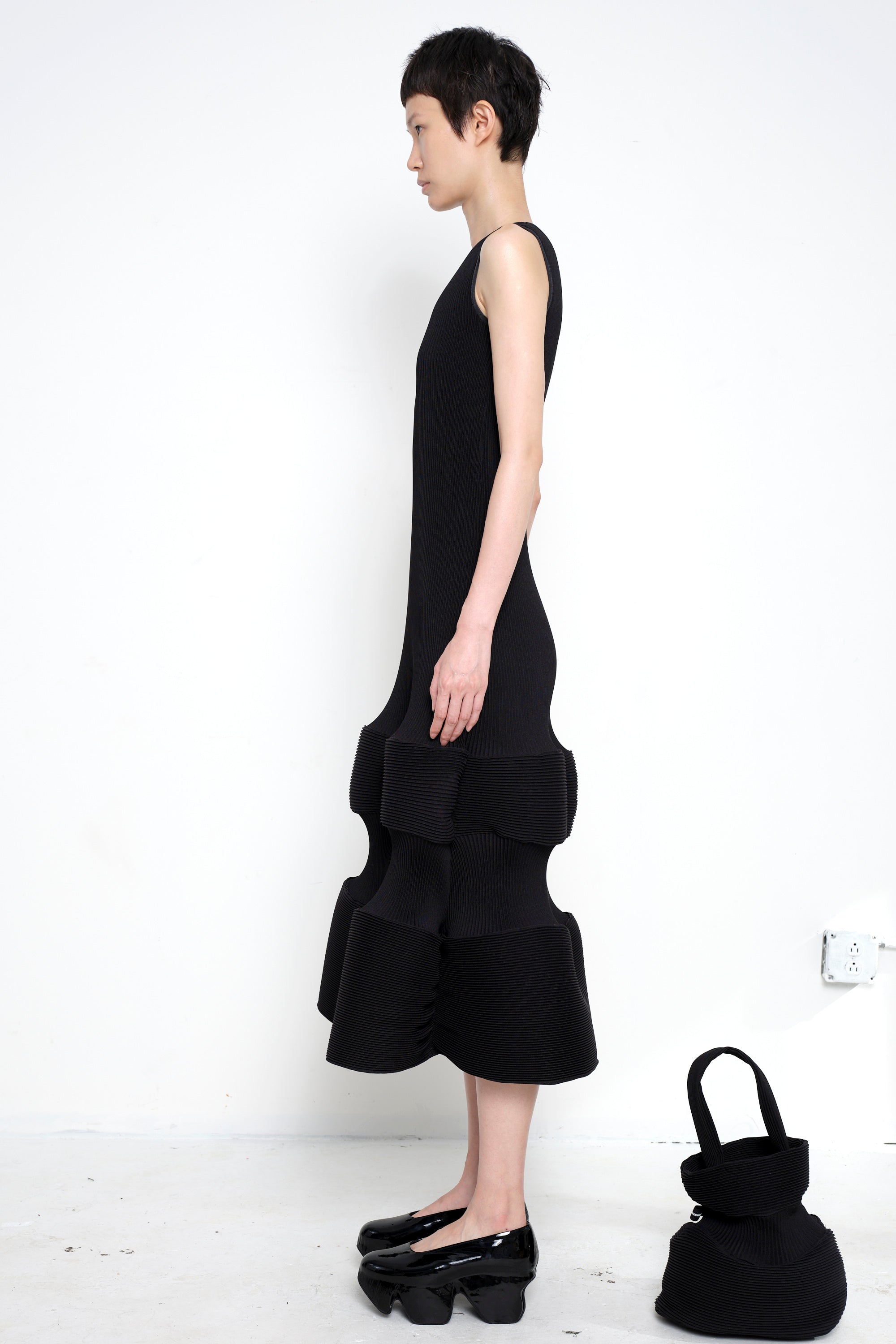 BLACK SLEEVELESS RIPPLE PUZZLE DRESS